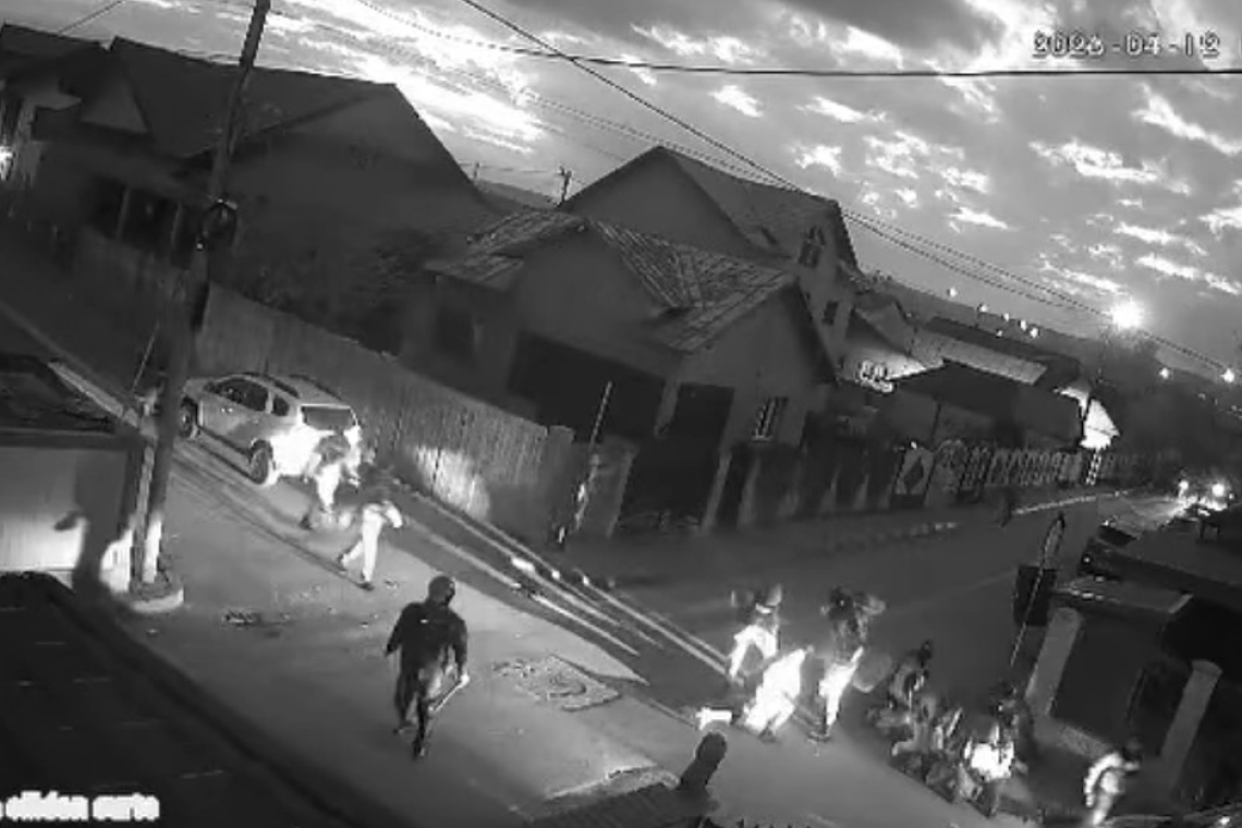 Scandal între mascați și un grup de persoane din Mizil, de Paște