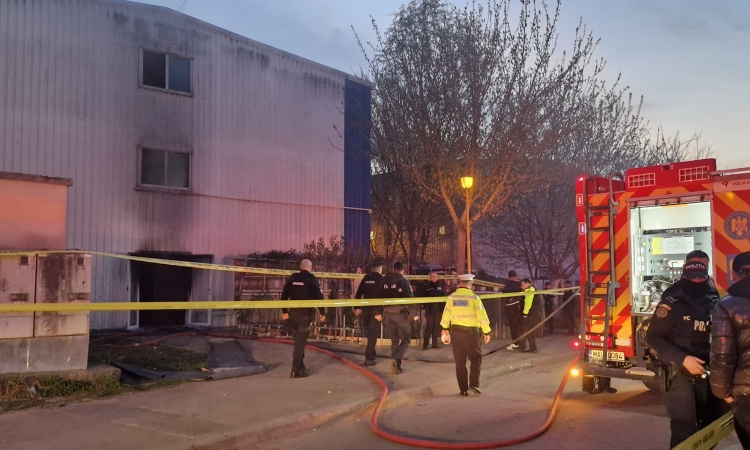 Incendiu puternic într-un bloc social din Constanța. A fost activat Planul Roșu de Intervenție