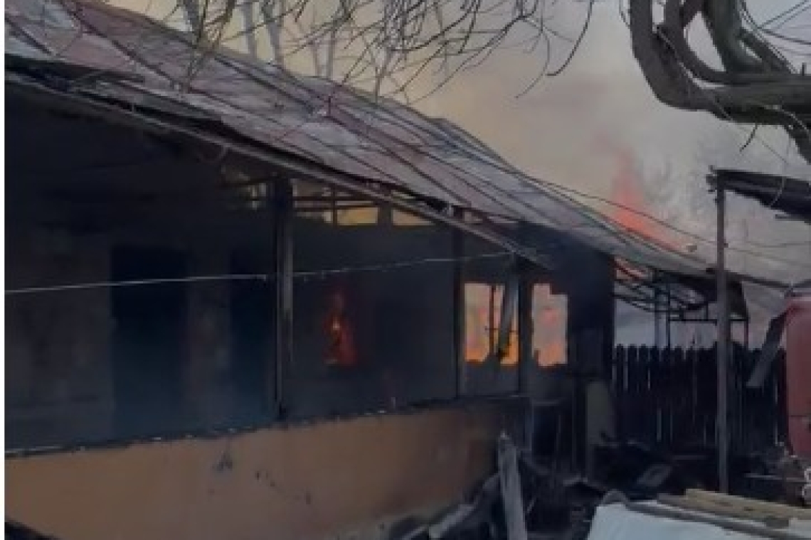 UPDATE | Casă în flăcări în Cocorăștii Colț