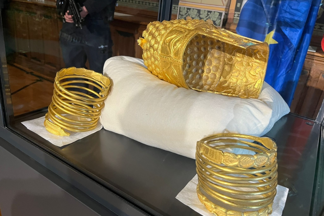 Tezaurul dacic revine acasă! Coiful de la Coțofenești și brățările dacice recuperate vor fi expuse la București