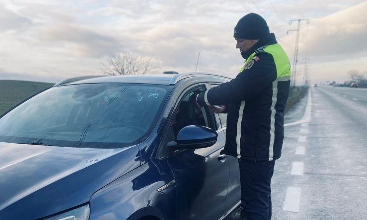 Șofer beat, oprit de polițiști după ce a ignorat semnalele la trecerea la nivel cu calea ferată, din Blejoi