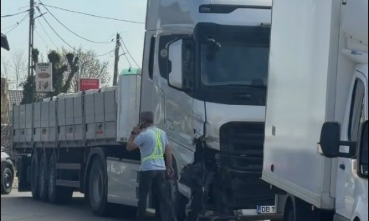 UPDATE | Trafic îngreunat în zona Brătășanca, în urma coliziunii dintre un TIR și o autoutilitară