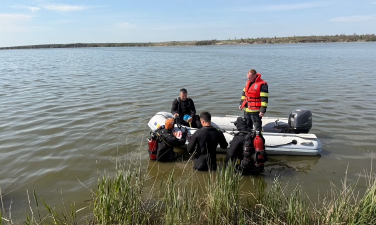Trupul neînsuflețit al bărbatului dispărut pe lacul din Boldești Grădiștea a fost găsit de scafandri