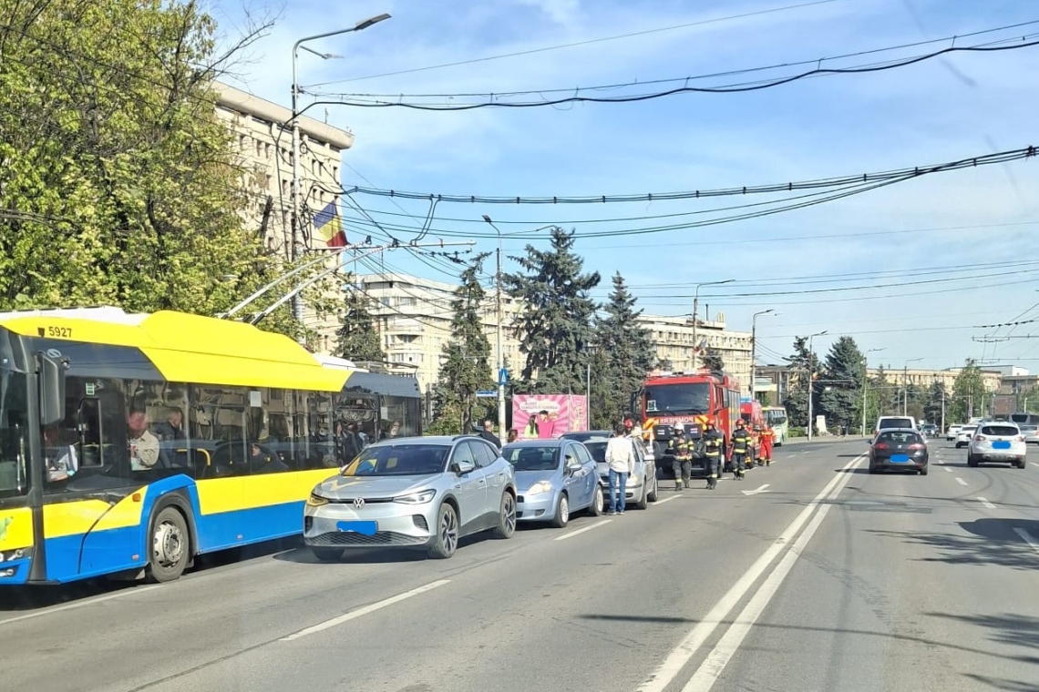 Coliziune în lanț în centrul Ploieștiului. Trei persoane au ajuns la spital