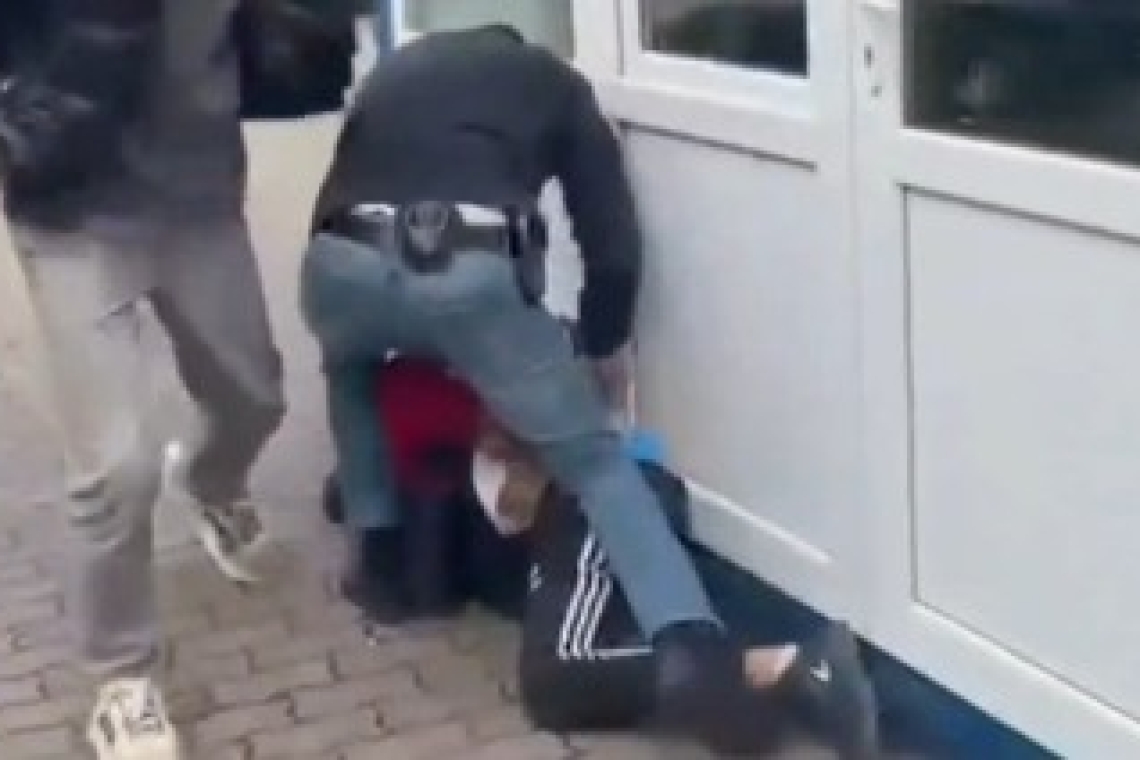 Doi ploieșteni, reținuți de polițiști după ce au înșelat o bătrână. Se dădeau ”inspectori de cimitir” și îi cereau bani