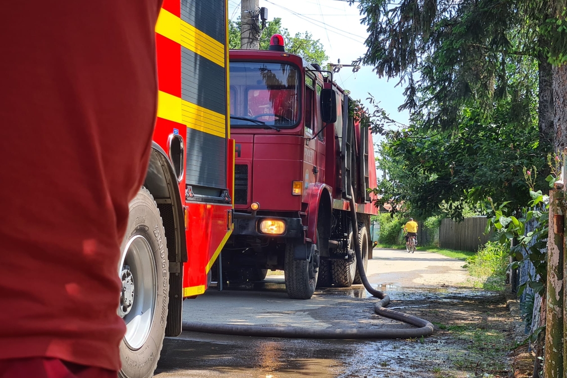 Incendiu de amploare în Ariceștii Zeletin. O casă și mai multe anexe gospodărești, cuprinse de flăcări