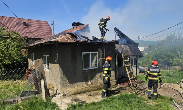 O căsuță din comuna Bălțești, cuprinsă de flăcări. Pompierii au localizat incendiul