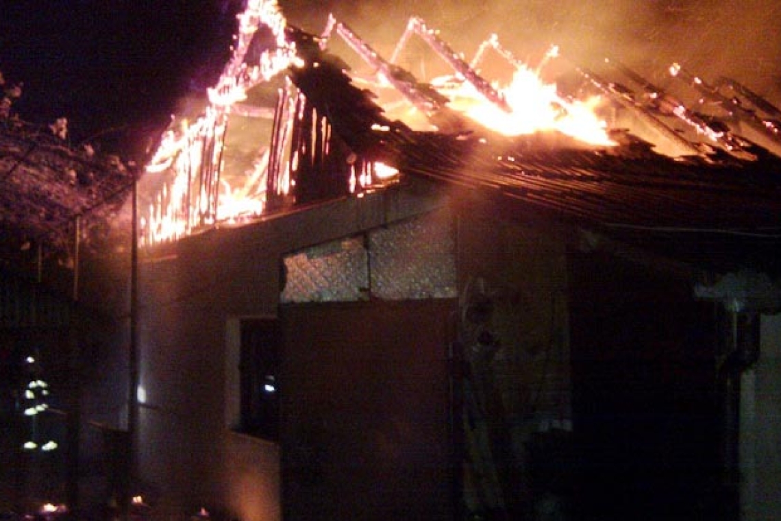 Incendiu puternic la o locuință din Cerașu. Pompierii au intervenit cu mai multe autospeciale