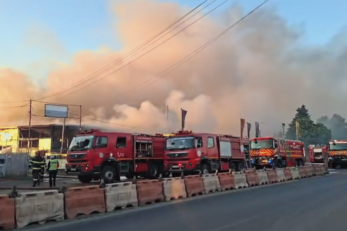 Incendiu puternic la un depozit de cauciucuri din Bragadiru. A fost emis mesaj RO-ALERT