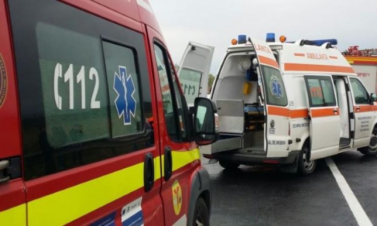 Tragedie pe un drum din Prahova: un bărbat de 34 de ani a murit după un impact devastator cu un stâlp. Un altul a fost grav rănit