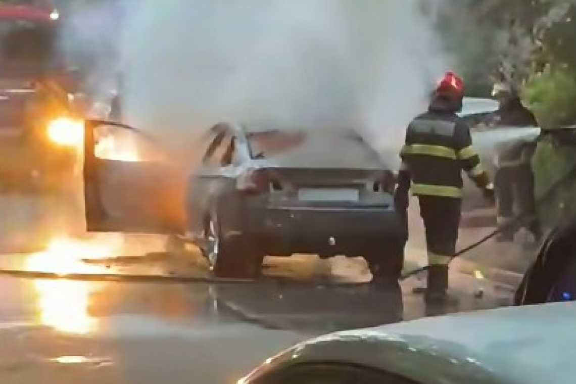 Autoturism cuprins de flăcări în cartierul Malu Roșu din Ploiești. Mai multe mașini au scăpat datorită intervenției pompierilor