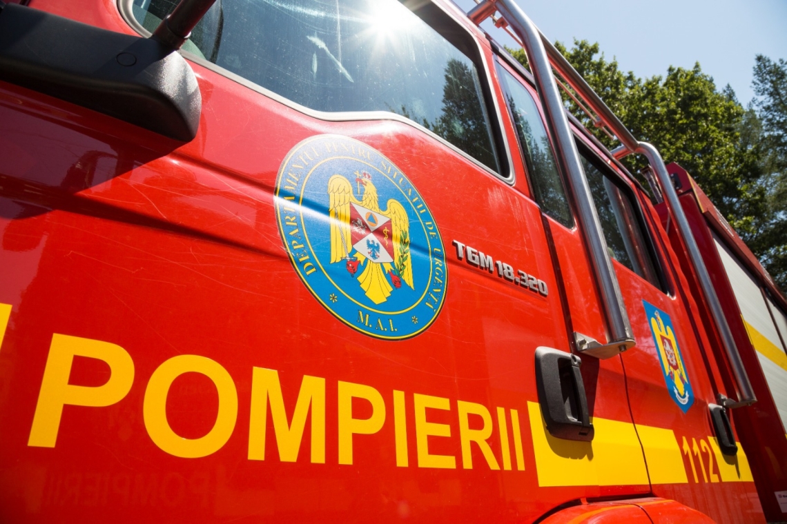 Incendiu într-un apartament din Câmpina. O femeie de 87 de ani, transportată la spital în stare gravă