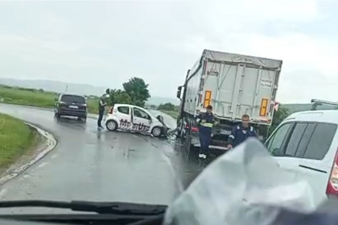 Accident pe un drum județean, în Bălțești. Trei persoane aflate într-un autoturism MediUrg de transport pacienți au fost rănite