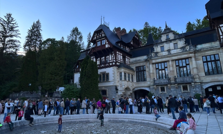 Sute de turiști au stat la coadă pentru a vizita Muzeul Național Peleș, de Noaptea Muzeelor