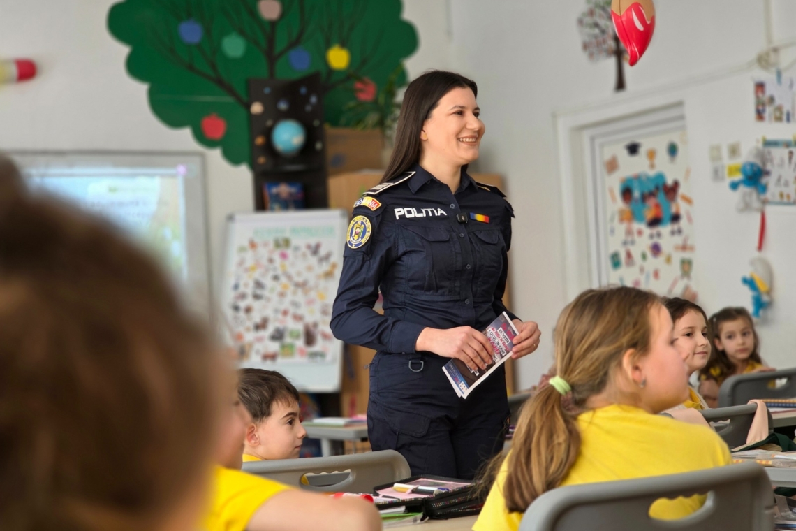 „Săptămâna Siguranței Școlare” a început în Prahova. Polițiștii le explică elevilor urmările violenței, bullyingului și ale consumului de substanțe interzise