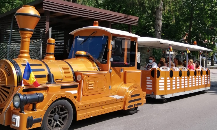 Bușteniul readuce trenulețele turistice pe trasee. Primăria scoate la licitație transportul de agrement pentru următorii ani