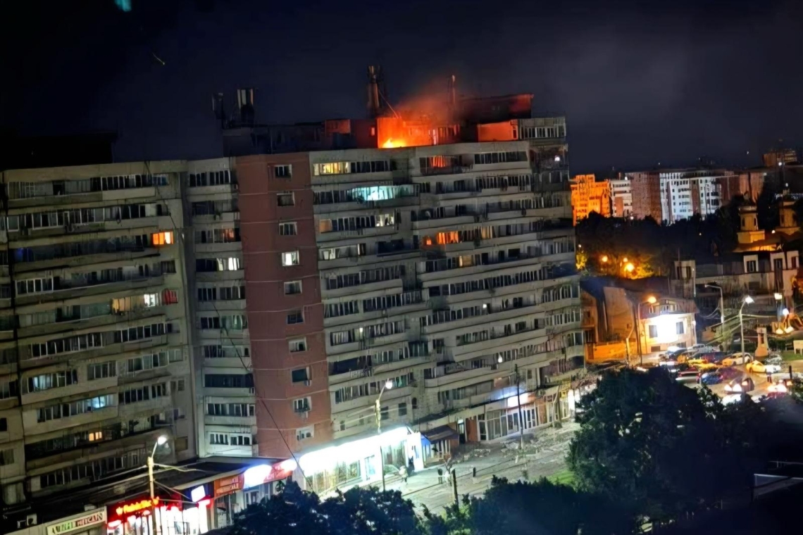 UPDATE | O dronă a provocat o explozie la etajul 10 al unui bloc din Galați, în noaptea de joi spre vineri. Zeci de persoane evacuate