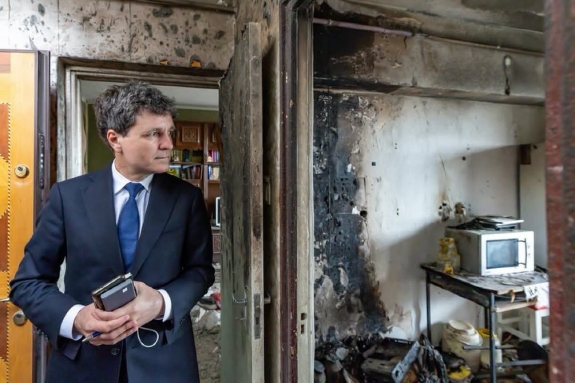 Imagini din apartamentul distrus de drona căzută pe un bloc din Galați. Nicușor Dan a fost la fața locului