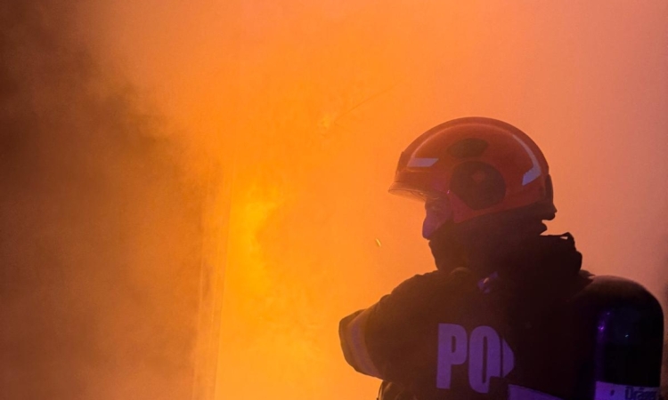 Incendiu la o fabrică de componente auto din Parcul Industrial Ariceștii Rahtivani. Intervin pompierii ploieșteni