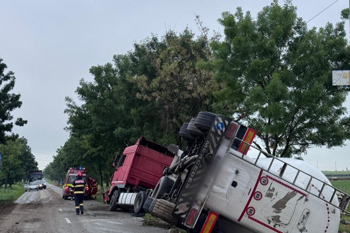 Autocisternă încărcată cu ciment, răsturnată pe o stradă din Băicoi