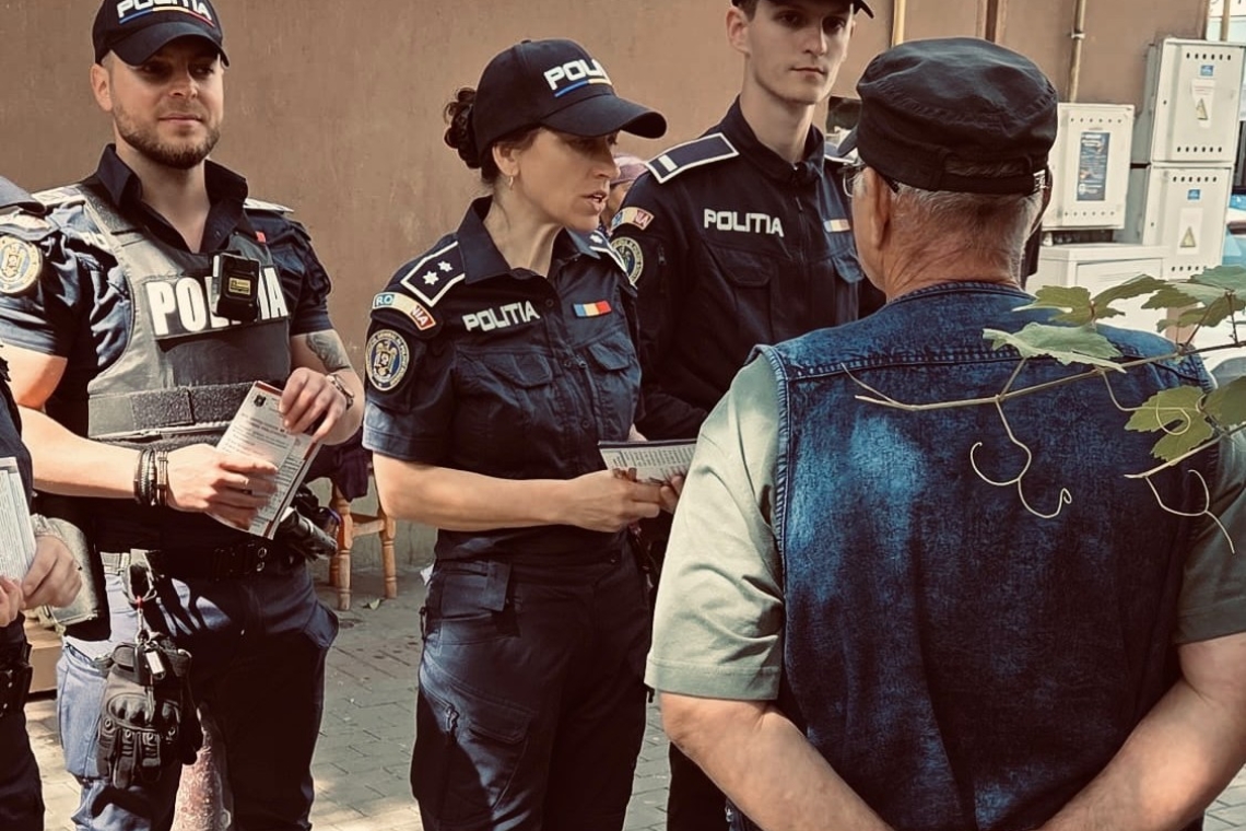 Polițiștii din Ploiești, acțiune de informare despre pericolele fraudelor online,  în Piața Nord