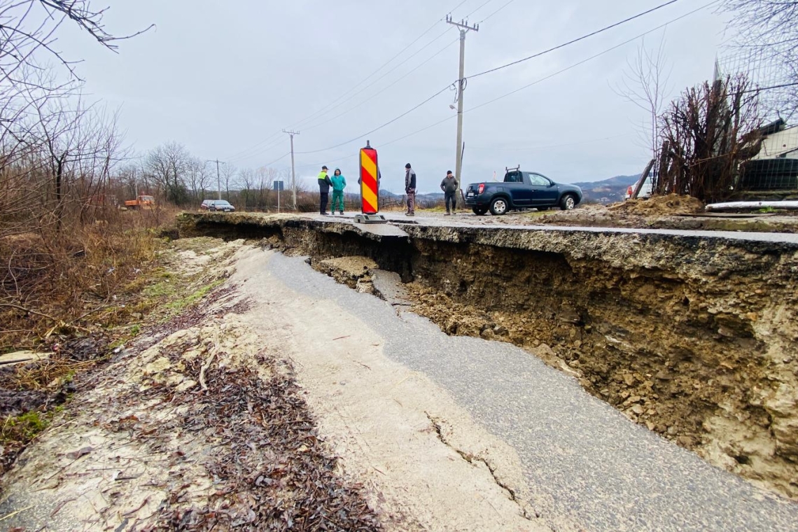Alunecare de teren în comuna Cerașu. La 80 de gospodării din Slon nu se mai poate ajunge cu autoturismul