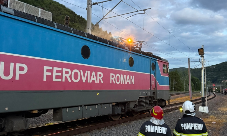 Locomotiva unui tren de marfă, afectată de un incendiu, în Gara Sinaia