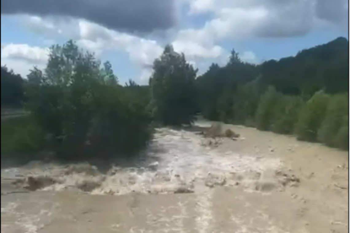 Risc major de viituri și inundații pe râul Teleajen, până luni dimineață. Ce ne recomandă pompierii de la ISU Prahova