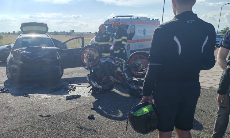 Coliziune între un autoturism și o motocicletă, la Parcul Municipal Ploiești Vest. Doi tineri au fost răniți