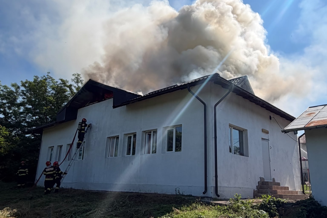 Acoperișul unei grădinițe din Prahova a luat foc, marți dimineață. Zeci de copii evacuați