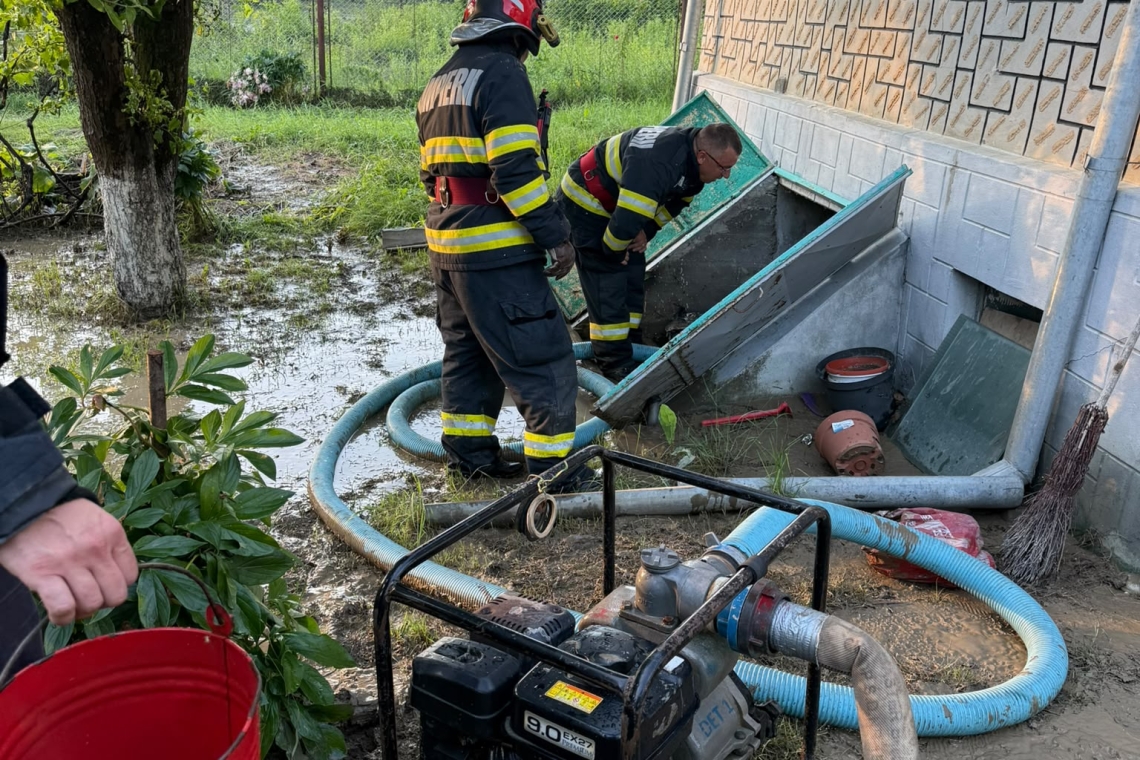 Pompierii au intervenit în sprijinul populației, după ploile torențiale de miercuri după-amiază