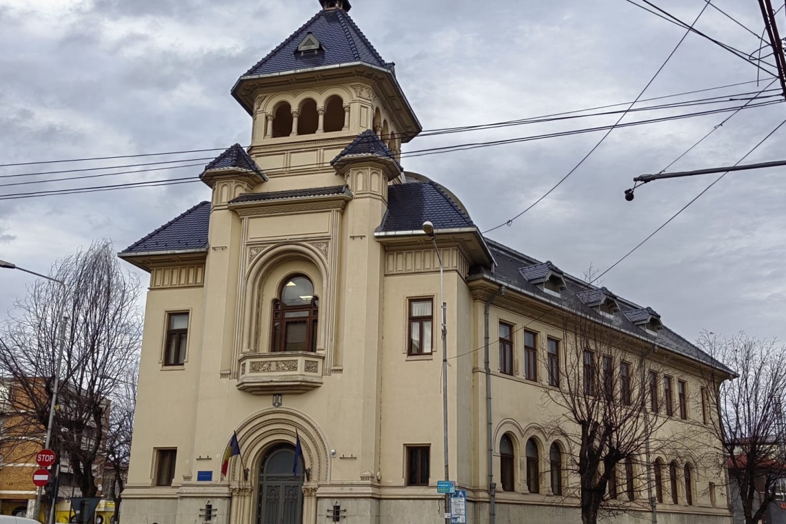 Un bărbat care l-a amenințat pe Ilie Bolojan, într-un comentariu pe Facebook, condamnat la patru luni de închisoare de Judecătoria Ploiești. Pedeapsa a fost amânată