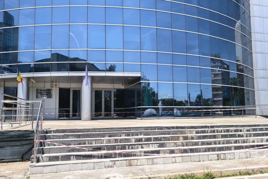 Au reparat treptele Primăriei Ploiești. Sau cel puțin au încercat!