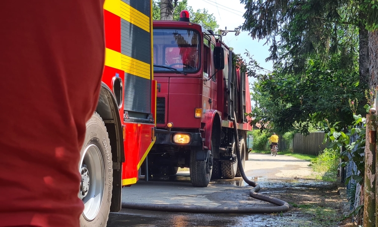 Incendiu de proporții în Boldești-Scăeni. Ard o casă, o anexă și o rulotă!