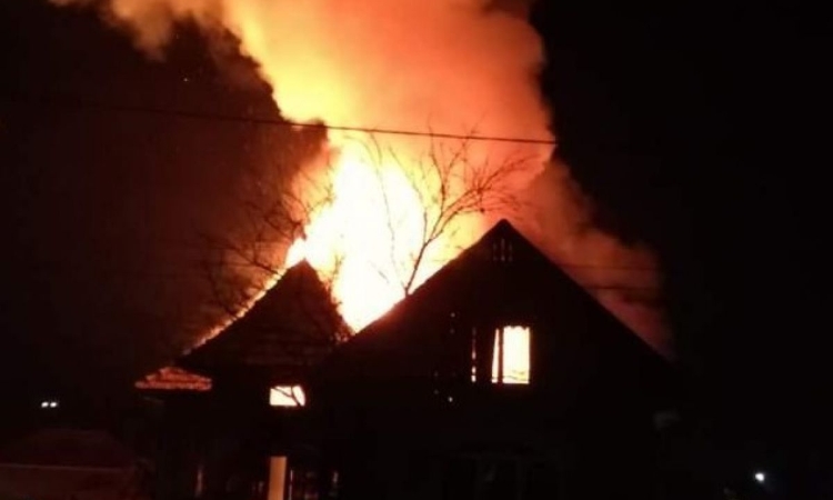 Un incendiu a mistuit o casă din Colceag, noaptea trecută 