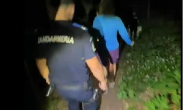 Doi turiști din București, coborâți în siguranță de jandarmi după ce i-a prins noaptea pe un traseu din Bucegi și au anunțat la 112 că le dădea târcoale un urs