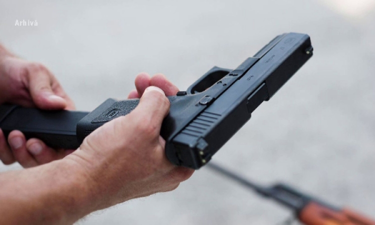 Ploieștean care amenința trecătorii cu un pistol, în zona Parcului Mihai Viteazul din Ploiești, încătușat de polițiști