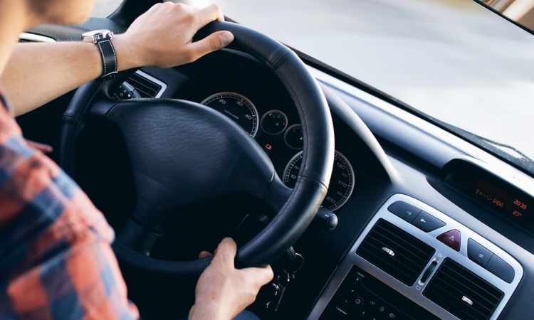 Adolescent prins la volanul unei mașini, în Filipeștii de Târg, după ce a fost urmărit în trafic de polițiști