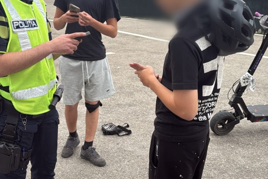 Mii de bicicliști și peste 120 de trotinetiști, sancționați în acest an de polițiști, în Prahova. IPJ nu a comentat pericolul generat de tinerii teribiliști care circulă haotic pe trotinete electrice, în Ploiești