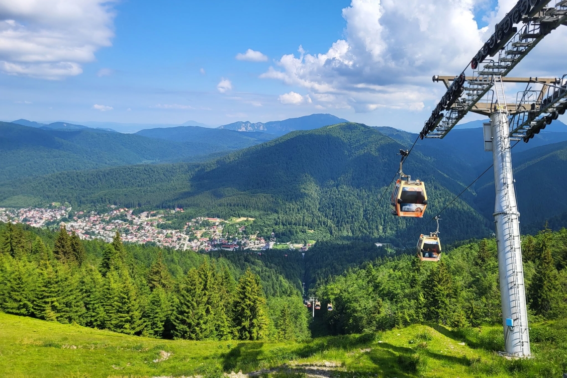 Unde fugim de caniculă? Azuga, o destinație pentru vacanța de vară, cu drumeții, Bike Park, telegondolă și una dintre cele mai vechi crame de vin spumant din România
