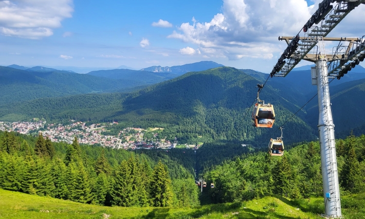 Unde fugim de caniculă? Azuga, o destinație pentru vacanța de vară, cu drumeții, Bike Park, telegondolă și una dintre cele mai vechi crame de vin spumant din România