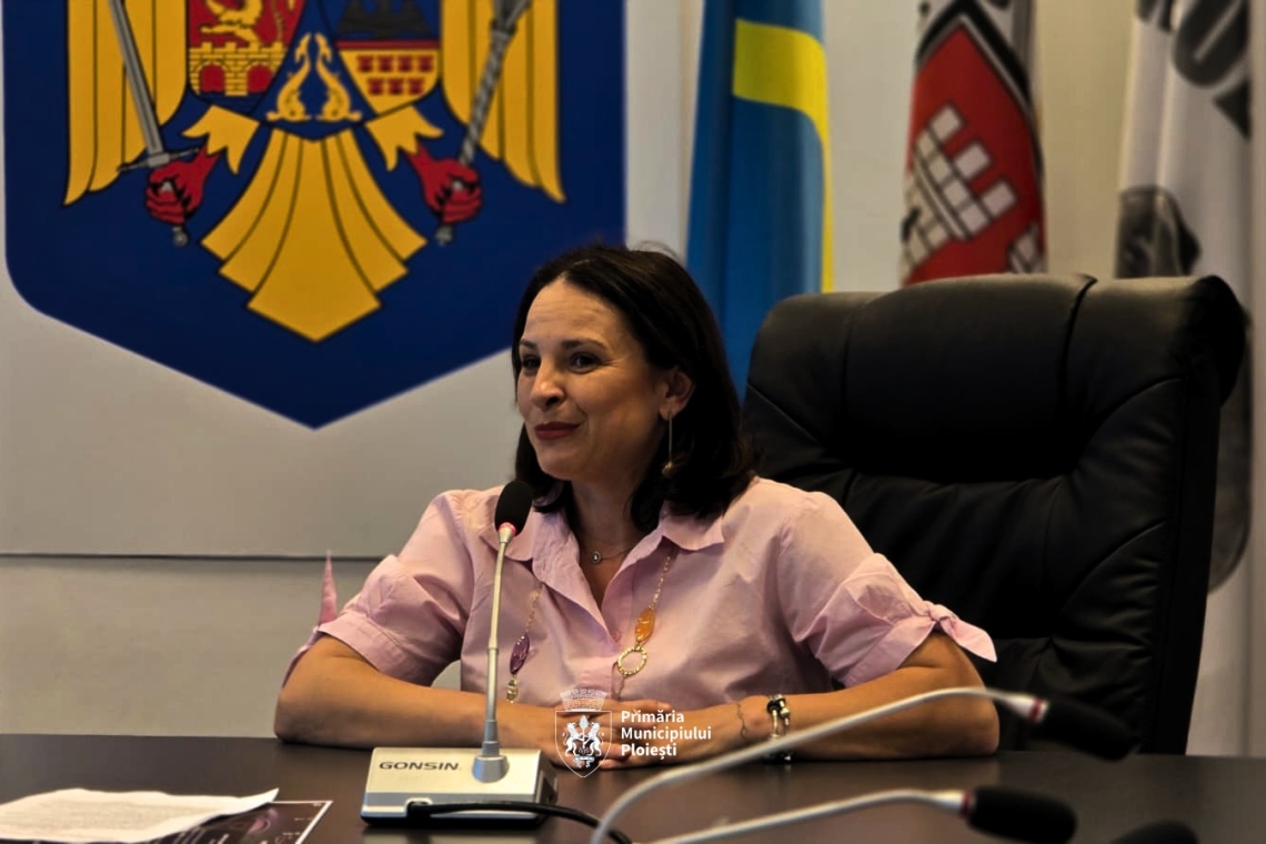 Mariana Constantin, gimnastă din lotul național la JO de la Montreal, desemnată Cetățean de Onoare al municipiului Ploiești. Titlul i-a fost înmânat prin intermediul unei alte sportive excepționale: Corina Ungureanu