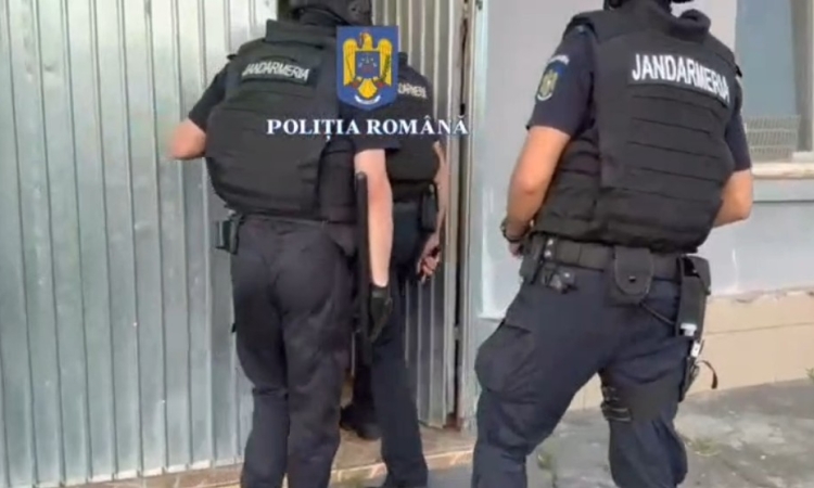 Percheziții domiciliare în orașul Urlați, într-un dosar de înșelăciune