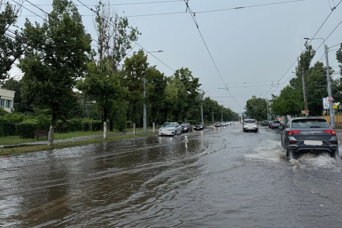 Ploieștiul, împărțit în două de vreme: inundații pe Șoseaua Vestului, dar niciun strop de ploaie în alte cartiere