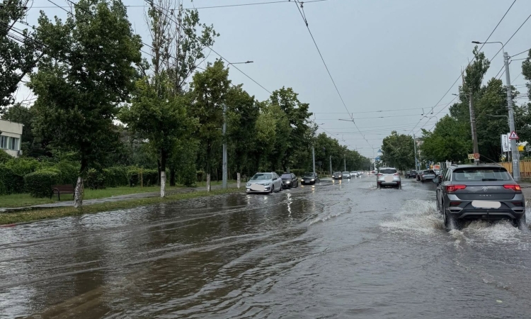 Ploieștiul, împărțit în două de vreme: inundații pe Șoseaua Vestului, dar niciun strop de ploaie în alte cartiere