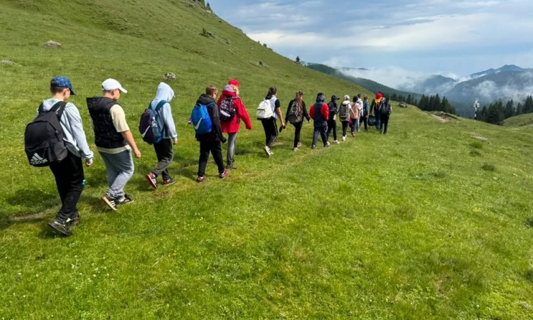 Profesor lovit de trăsnet în Bucegi, în timp ce însoțea un grup de 14 copii. Intervenție contracronometru a Salvamont Dâmbovița