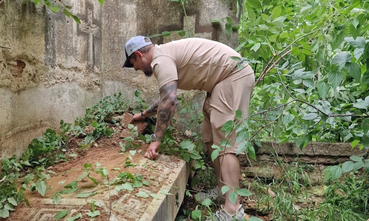 Ansamblul funerar Mavros–Cantacuzino–Șuțu, de la Călinești-Prahova, se prăbușește sub ochii autorităților. Un urmaș al prințului Gheorghe Grigore Cantacuzino cere intervenție de urgență