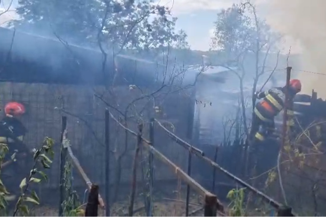 Incendiu în Bobicești-Predeal Sărari. O locuință și o anexă, cuprinse de flăcări pe o suprafață de aproximativ 300 de metri pătrați