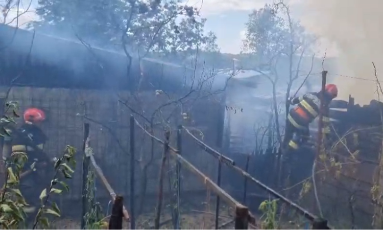 Incendiu în Bobicești-Predeal Sărari. O locuință și o anexă, cuprinse de flăcări pe o suprafață de aproximativ 300 de metri pătrați