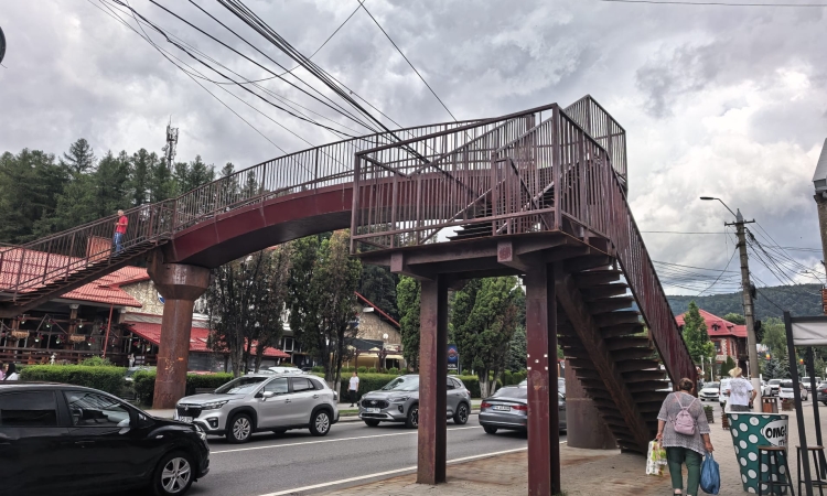 Pasarelele pietonale din Bușteni, mâncate de rugină. După promisiunile CNAIR din 2021, modernizarea a rămas doar pe hârtie